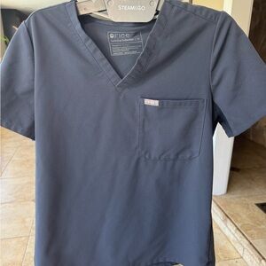 FIGS Women’s Catarina Scrub Top Medium in Night Sky